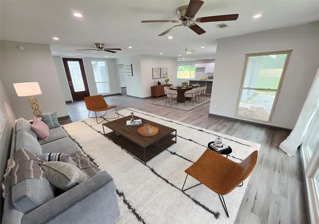 2nd image of 910 Royal Oak Dr, Dickinson, TX 77539 | MLS# 29982436