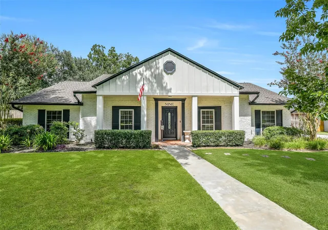 1st image of 9 Earlham Dr, Friendswood, TX 77546 | MLS# 31729879