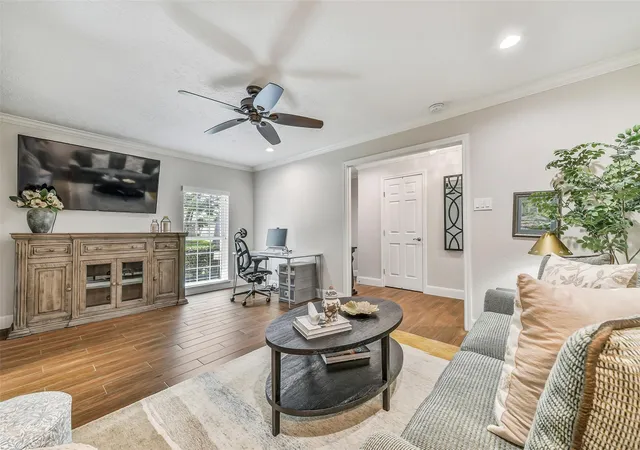 2nd image of 9 Earlham Dr, Friendswood, TX 77546 | MLS# 31729879