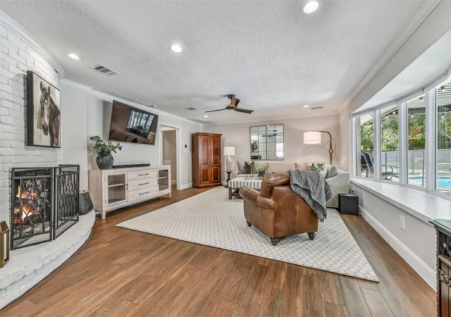 Photo 3 of Sale Pending at 9 Earlham Dr, Friendswood, TX 77546 | MLS# 31729879 | Listing updated on 2026-09-09