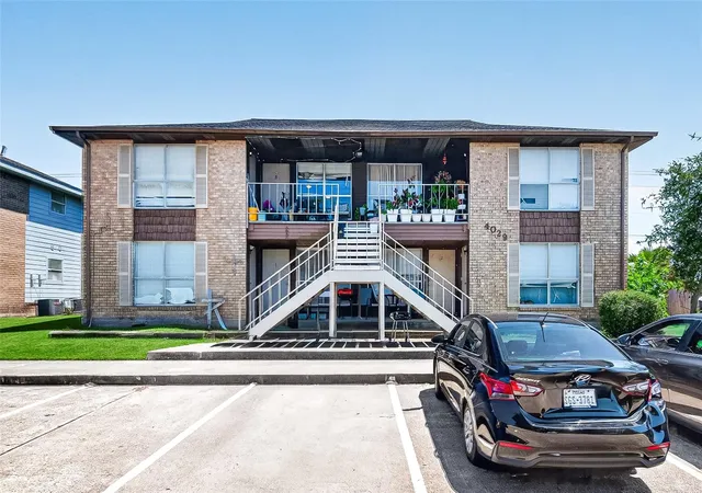 4th image of 4029 Briar Holw Dr, Dickinson, TX 77539