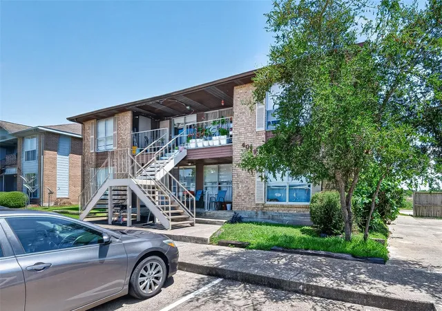 5th image of 4029 Briar Holw Dr, Dickinson, TX 77539