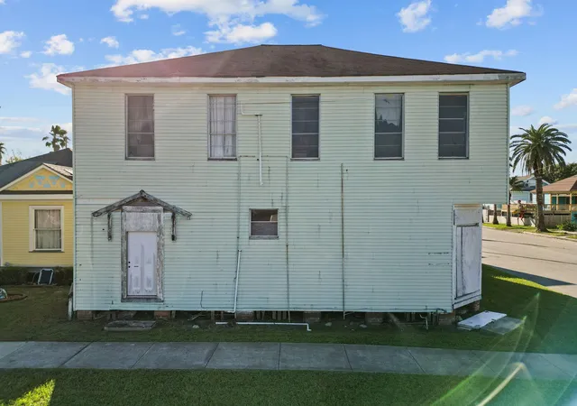 Photo 3 of Single family home for sale at 2927 Ave Q, Galveston, TX 77550 | MLS# 27970262 | Listing updated on 2026-06-01