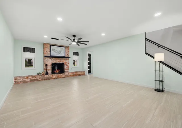 4th image of 222 W Vaughn Ln, Deer Park, TX 77536 | MLS# 98207769