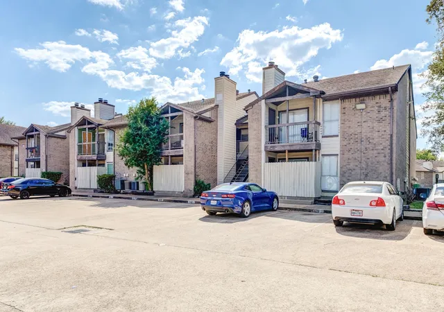 3rd image of 12615 Brookglade Cir, Houston, TX 77099