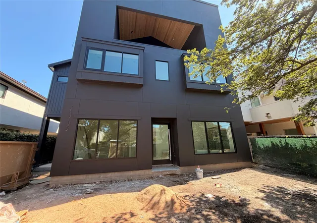 Photo 3 of Single family home for sale at 1523 Marshall St, Houston, TX 77006 | MLS# 16123688 | Listing updated on 2026-08-11