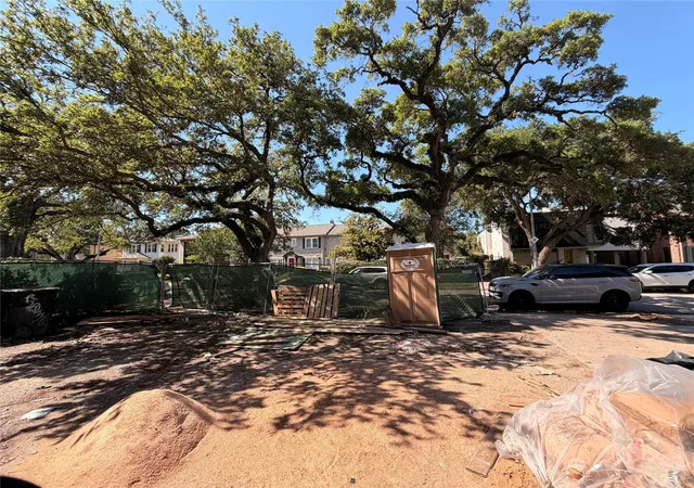 Photo 4 of Single family home for sale at 1523 Marshall St, Houston, TX 77006 | MLS# 16123688 | Listing updated on 2026-08-11