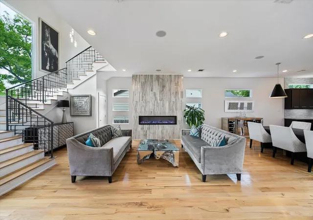 3rd image of 1913 Du Barry Ln, Houston, TX 77018 | MLS# 6888943