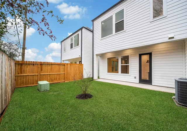 5th image of 7618 Inwood Hills Ln, Houston, TX 77088 | MLS# 31309798