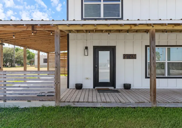 Photo 3 of Single family home for sale at 2749 W Bayshore Dr, Palacios, TX 77465 | MLS# 91022792 | Listing updated on 2026-09-03
