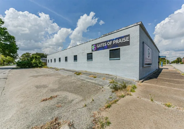 2nd image of 130 S 4Th St, La Porte, TX 77571