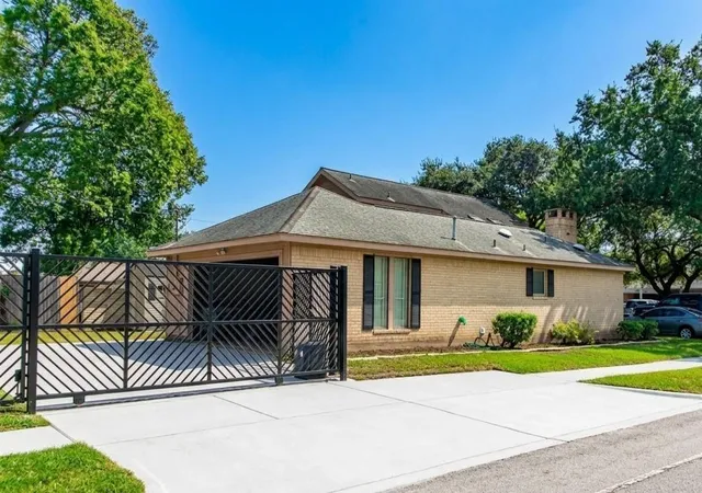 4th image of 5008 Locust St, Bellaire, TX 77401 | MLS# 34798952