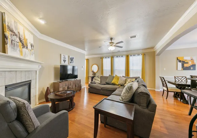 Photo 3 of Townhouse for sale at 6222 Skyline Dr Dr #8, Houston, TX 77057 | MLS# 90477554 | Listing updated on 2026-08-28
