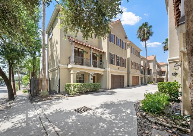 Photo 1 of Single family home for sale at 427 Jackson Hl St, Houston, TX 77007 | MLS# 21203423 | Listing updated on 2026-09-15