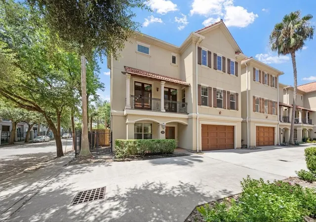 Photo 3 of Single family home for sale at 427 Jackson Hl St, Houston, TX 77007 | MLS# 21203423 | Listing updated on 2026-09-15