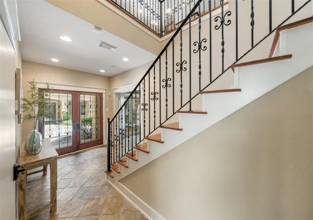 Photo 3 of Single family home for sale at 427 Jackson Hl St, Houston, TX 77007 | MLS# 21203423 | Listing updated on 2026-09-15