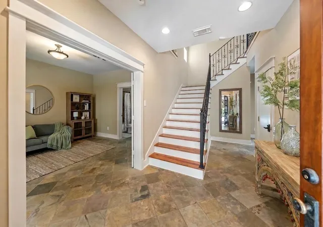 Photo 4 of Single family home for sale at 427 Jackson Hl St, Houston, TX 77007 | MLS# 21203423 | Listing updated on 2026-09-15