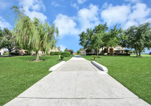 Photo 3 of Sale Pending at 1812 Lake Landing Dr, League City, TX 77573 | MLS# 61419111 | Listing updated on 2026-08-30