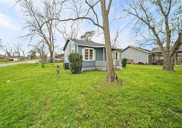 Homes for sale in Brazoria, TX | 234 E Texas St, Brazoria, TX 77422 | MLS# 13391540