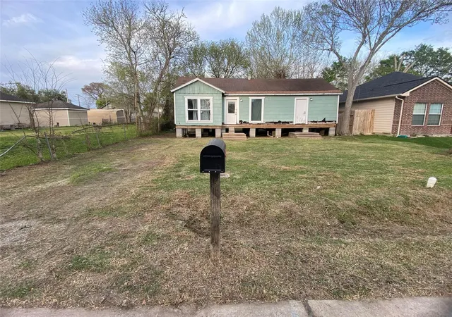 2nd image of 4605 Dakota St, Dickinson, TX 77539 | MLS# 30506446