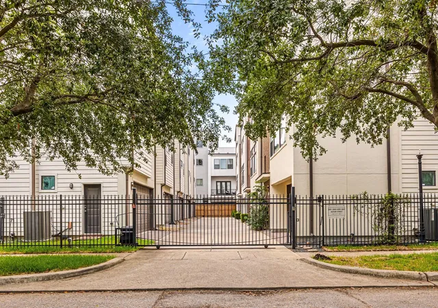 3rd image of 2005 Hickory St, Houston, TX 77007 | MLS# 28573698