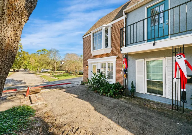 Listing Photo 4 - Condo for sale in building located at 5204 Arboles Dr, Houston, TX 77035 - Unit #L