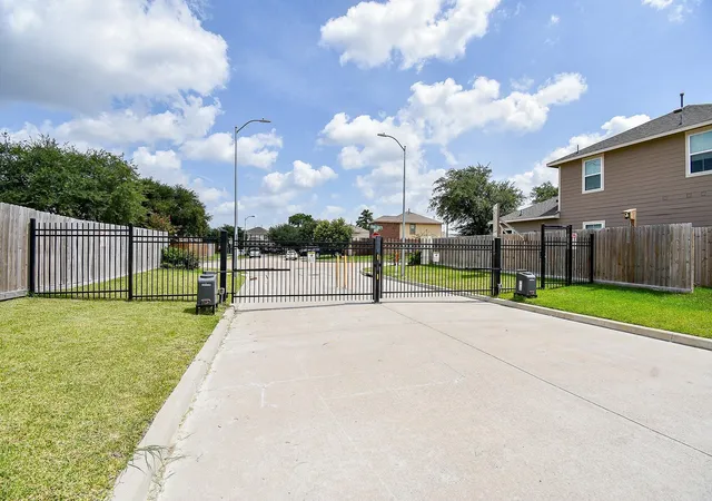 Photo 4 of Sale Pending at 2815 Bowlin Leaf Ln, Houston, TX 77014 | MLS# 39282177 | Listing updated on 2026-09-25