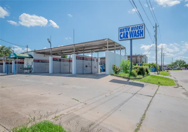 2nd image of 781 Country Pl Dr, Houston, TX 77079
