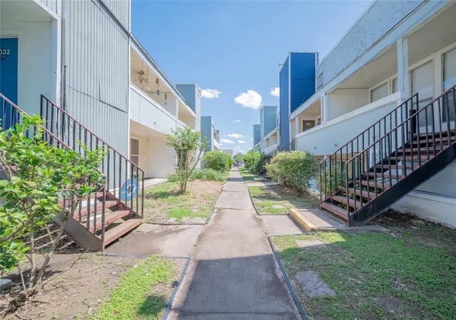 2nd image of 781 Country Pl Dr #2052, Houston, TX 77079 | MLS# 6811980