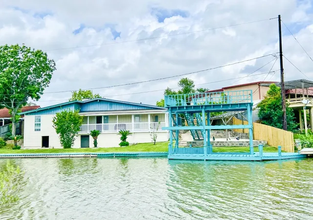 1st image of 27 Marlin Ln, Baytown, TX 77520 | MLS# 18197038