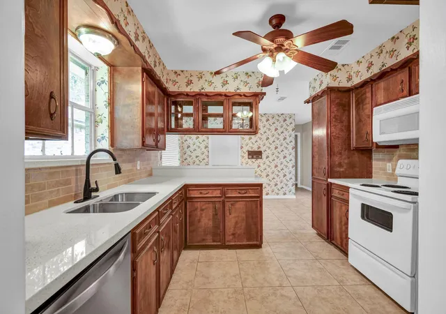 3rd image of 110 Buttercup St, Lake Jackson, TX 77566 | MLS# 76486159