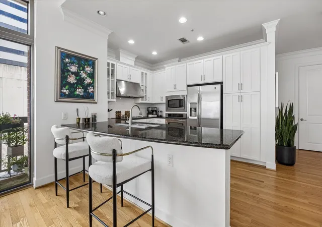 Photo 4 of Condo for sale at 2211 Briarglen Dr #502, Houston, TX 77027 | MLS# 62186915 | Listing updated on 2026-09-16