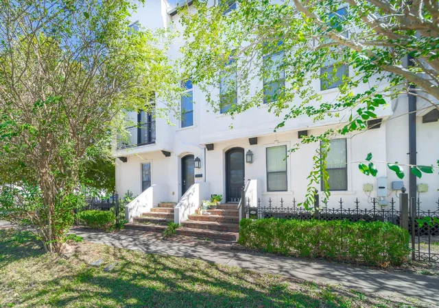 Photo 2 of Townhouse for sale at 2426 Bevis St, Houston, TX 77008 | MLS# 76098261 | Listing updated on 2026-08-27
