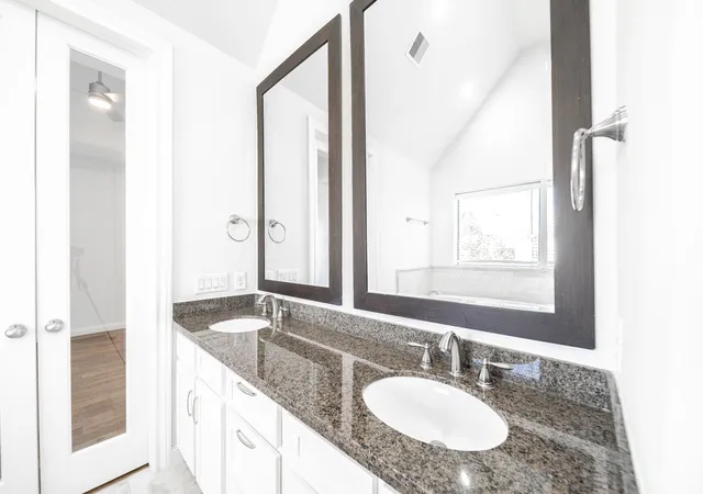 Photo 3 of Townhouse for sale at 2426 Bevis St, Houston, TX 77008 | MLS# 76098261 | Listing updated on 2026-08-27