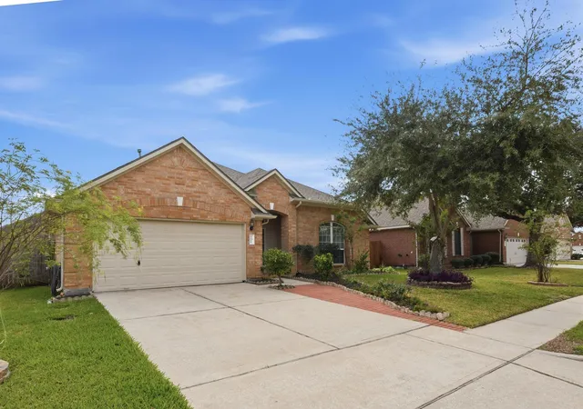 Photo 3 of Single family home for sale at 1318 Diamante Dr, Pasadena, TX 77504 | MLS# 17531560 | Listing updated on 2026-06-08