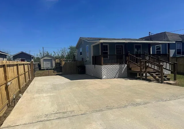 1st image of 735 10th St, Dickinson, TX 77539 | MLS# 10511437