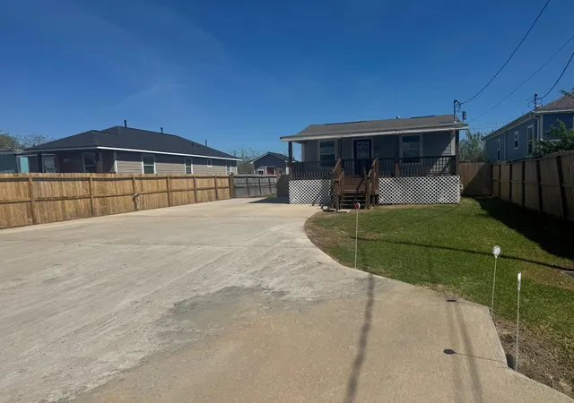 22nd image of 735 10th St, Dickinson, TX 77539 | MLS# 10511437