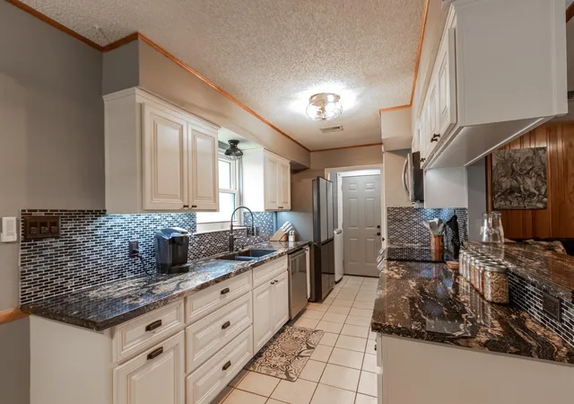 5th image of 67 Sweetgum Ct, Lake Jackson, TX 77566 | MLS# 97522798