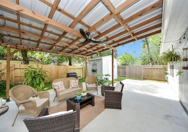 Photo 2 of House for sale at 15 Bark Bnd Pl, Conroe, TX 77385 | MLS# 94388604 | Listing updated on 2026-09-10