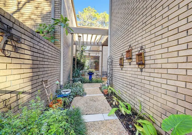 3rd image of 1315 Chardonnay Dr #3, Houston, TX 77077 | MLS# 15372975
