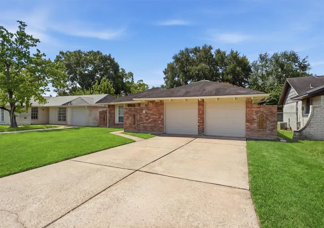 Photo 2 of Sale Pending at 7627 Kellwood Dr, Houston, TX 77040 | MLS# 59645791 | Listing updated on 2026-09-10
