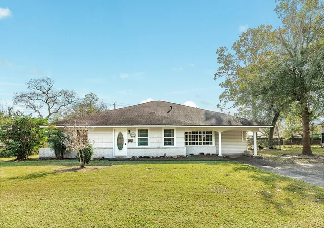 Homes for sale in Lake Jackson, TX | 935 Magnolia St, Lake Jackson, TX 77566 | MLS# 53403271