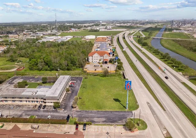 4th image of 1000 Hwy 332, Clute, TX 77531 | MLS# 96133953