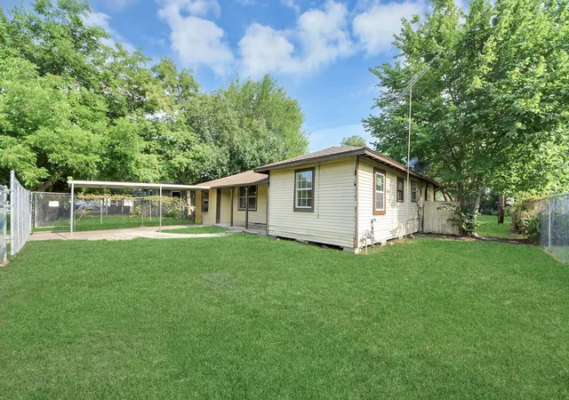 Photo 4 of Single family home for sale at 117 E Witcher Ln, Houston, TX 77076 | MLS# 82532429 | Listing updated on 2026-07-29