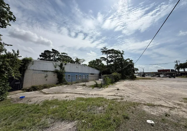 3rd image of 1922 W Main St, Baytown, TX 77520 | MLS# 12159108