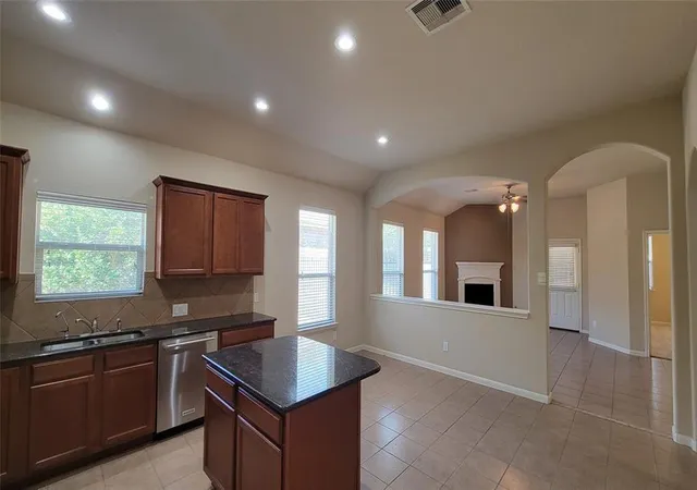 4th image of 122 Black Swan Pl, Magnolia, TX 77354 | MLS# 78849537