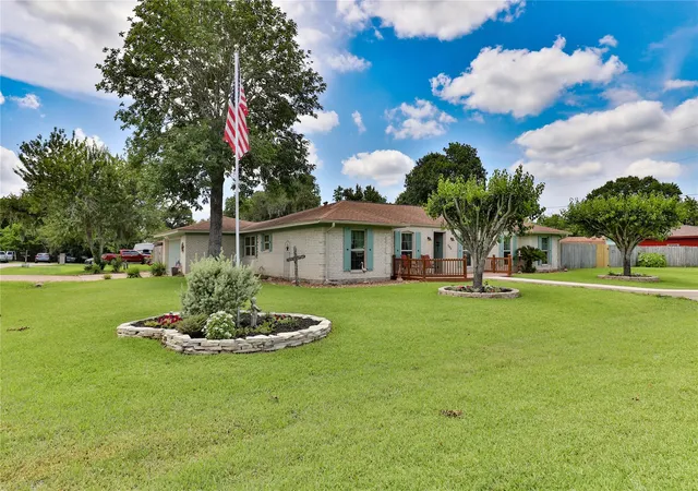 3rd image of 203 Tamarind St, Lake Jackson, TX 77566 | MLS# 89246227