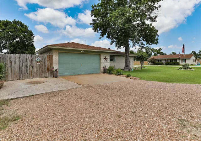 4th image of 203 Tamarind St, Lake Jackson, TX 77566 | MLS# 89246227