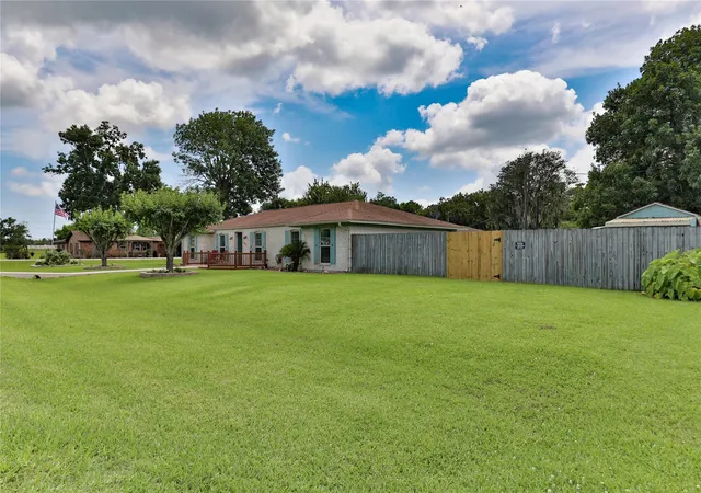 5th image of 203 Tamarind St, Lake Jackson, TX 77566 | MLS# 89246227