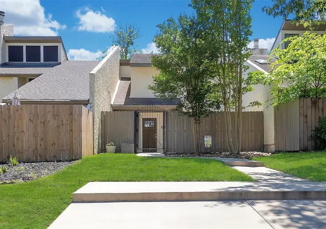 Townhouse for sale at 12227 Glenview Dr, Montgomery, TX 77356 | MLS# 54552376